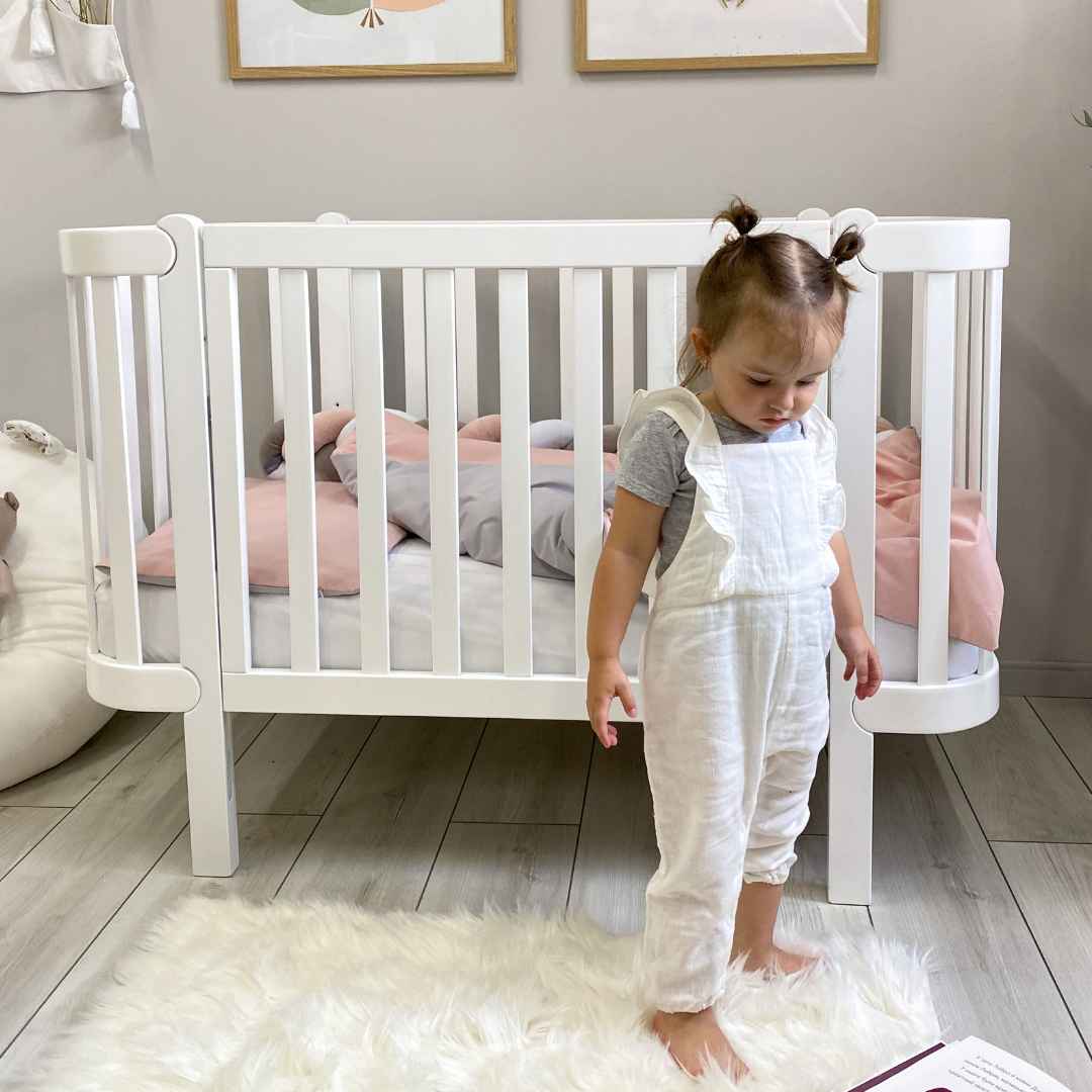 Moderní designová dětská postýlka z bukového dřeva, bezpečná pro miminka