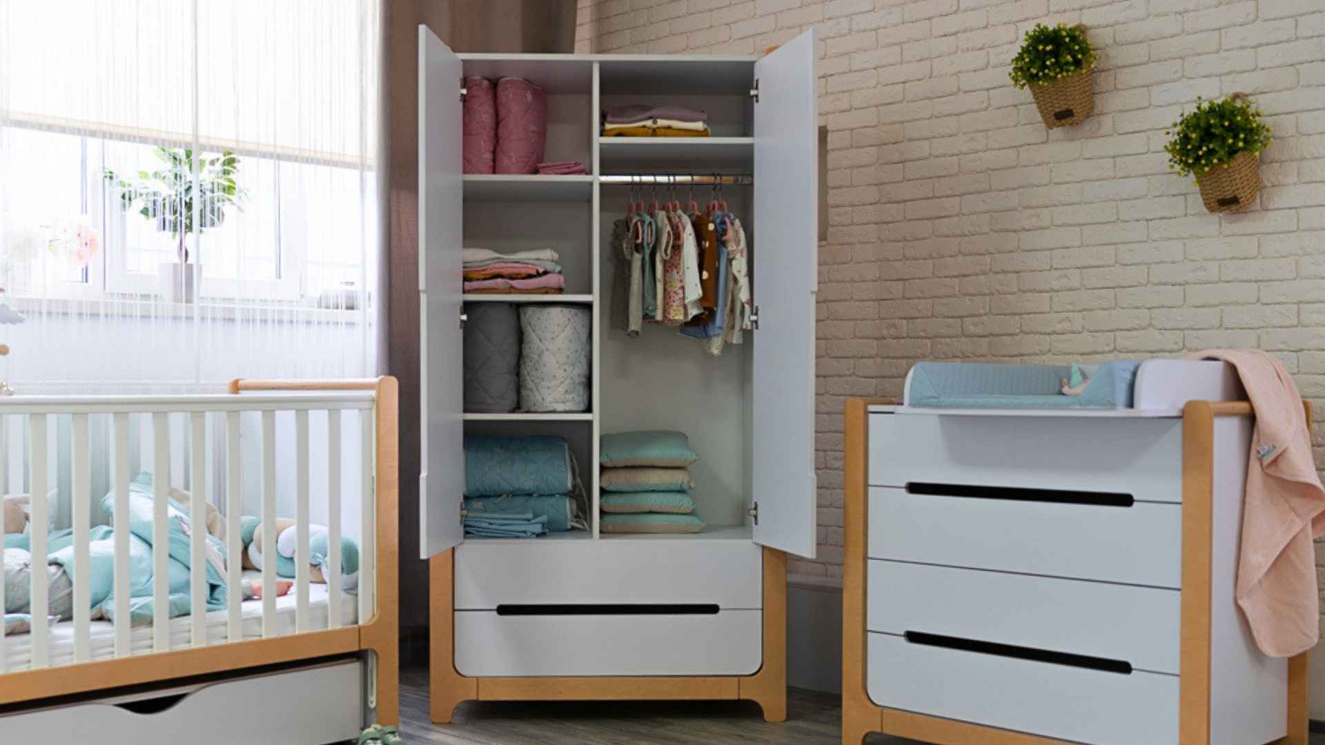 Luxusní šatní skříně Gekko Kids z masivního dřeva