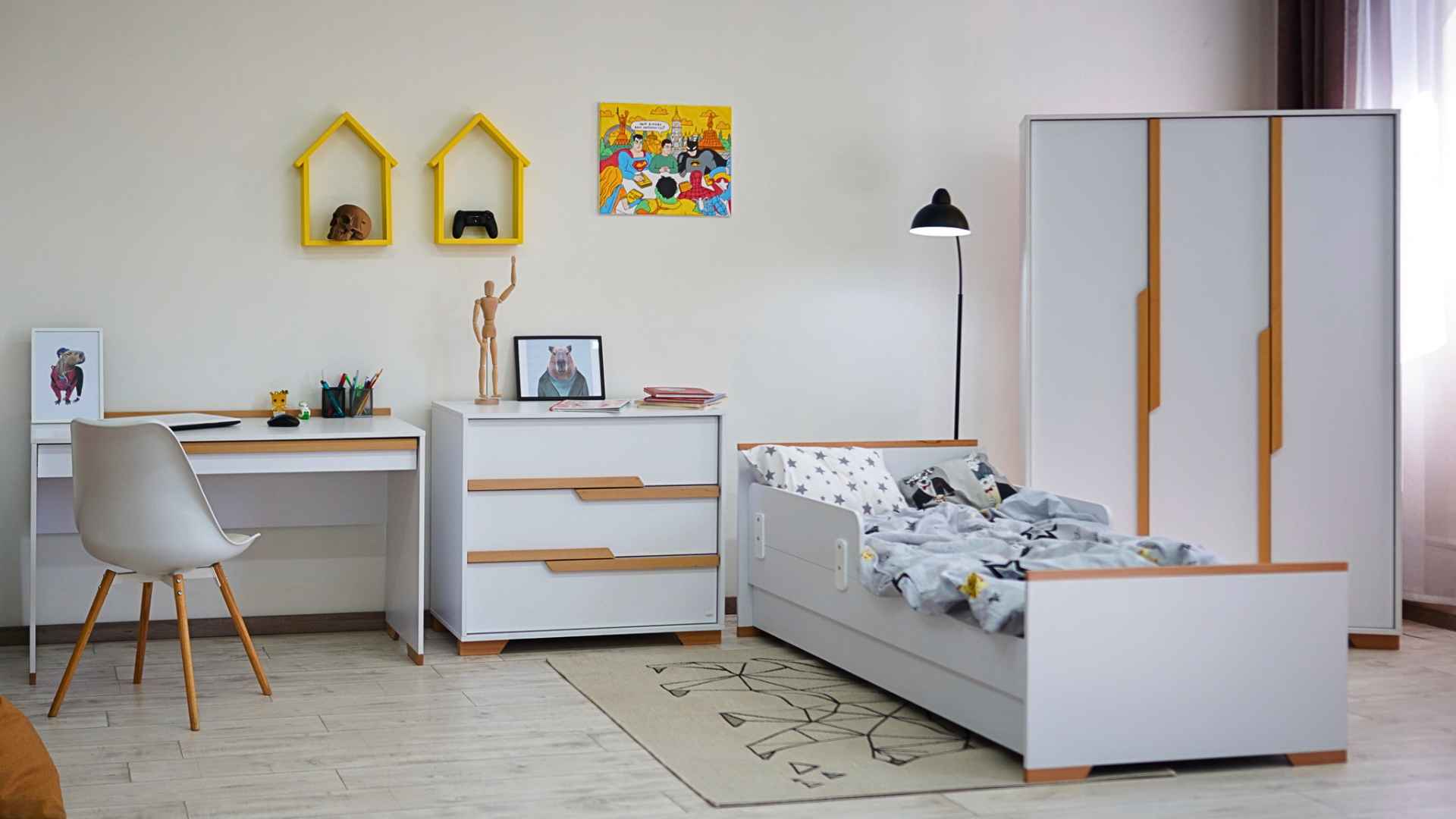 Zpracování šatních skříní Gekko Kids z bukového masivu a MDF panelů
