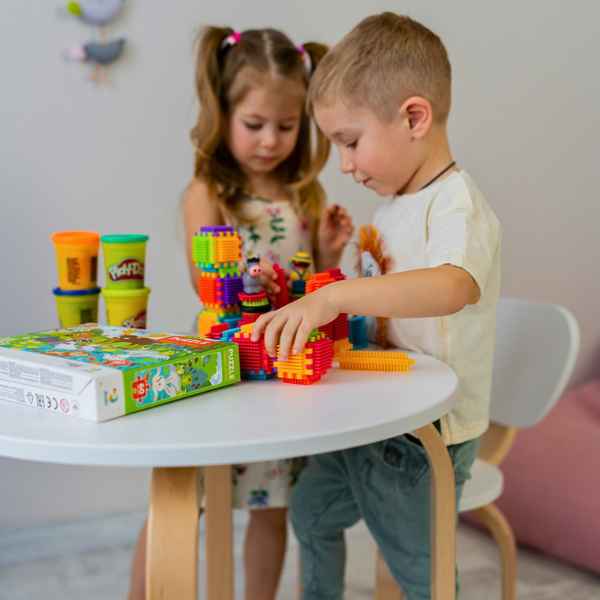 Ucelený design dětského pokoje a snadná montáž židliček Gekko Kids