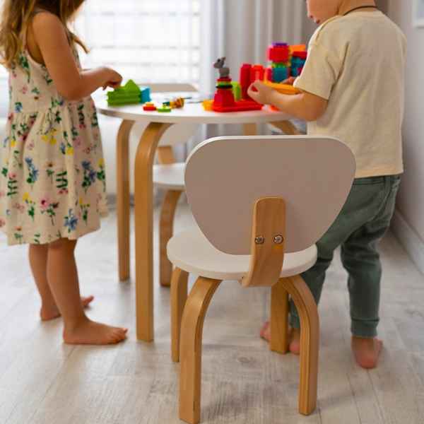 Bezpečné německé kování HÄFELE a moderní bílý design dětského stolku