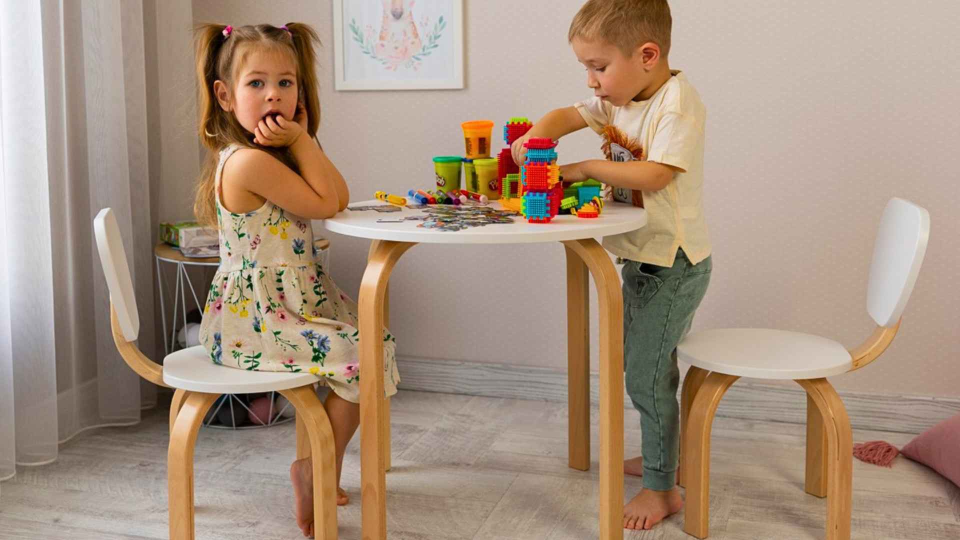 Dětský kreativní stolek a židličky Gekko Kids v interiéru