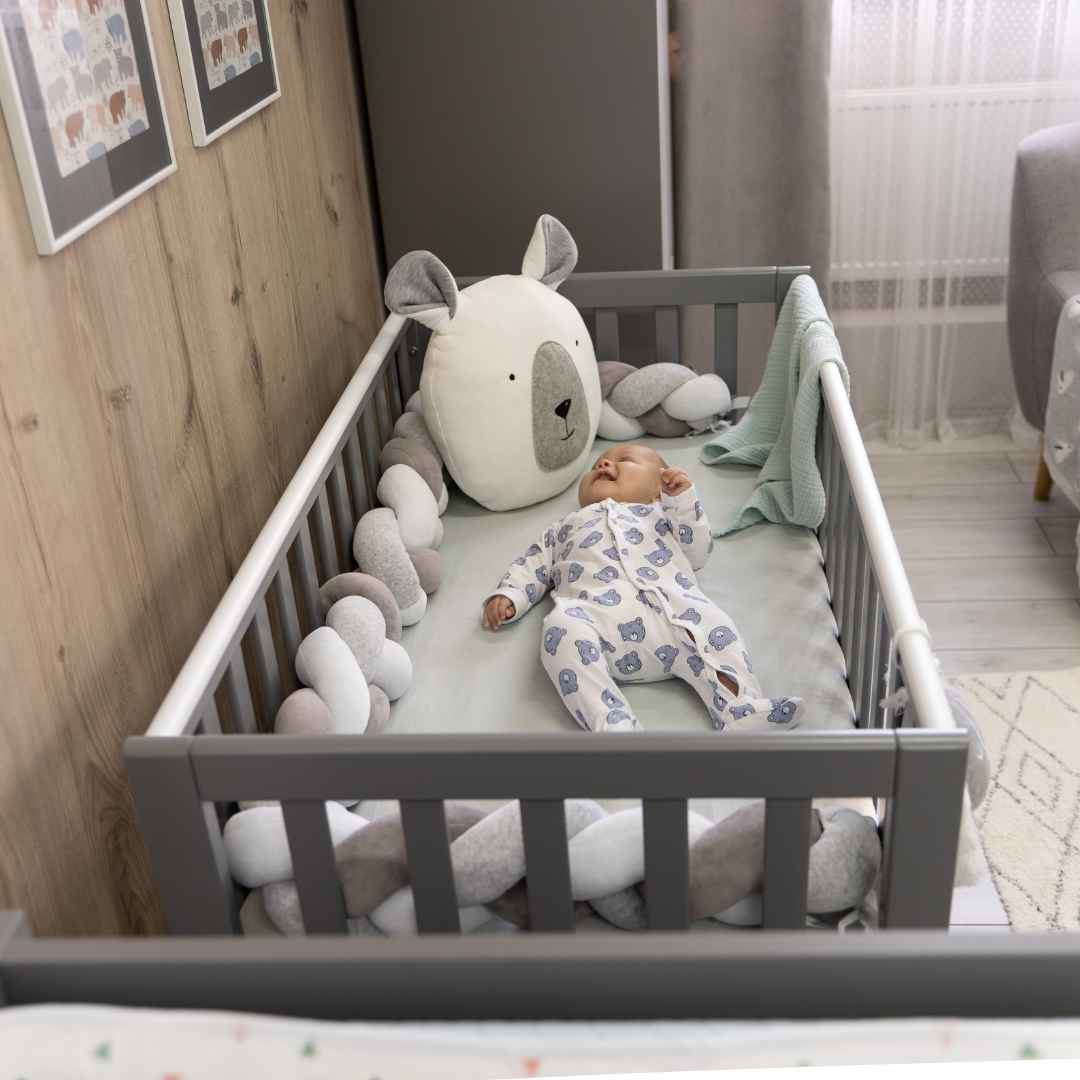 Sada. Dětská postýlka Sleeppo Gekko Kids 120x60 s kvalitní matrací. Grafitová barva