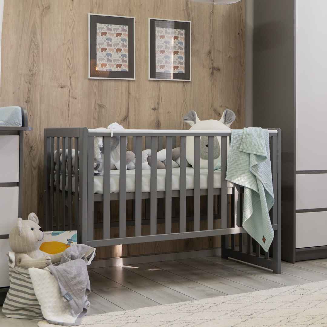 Sada. Dětská postýlka Sleeppo Gekko Kids 120x60 s kvalitní matrací. Grafitová barva