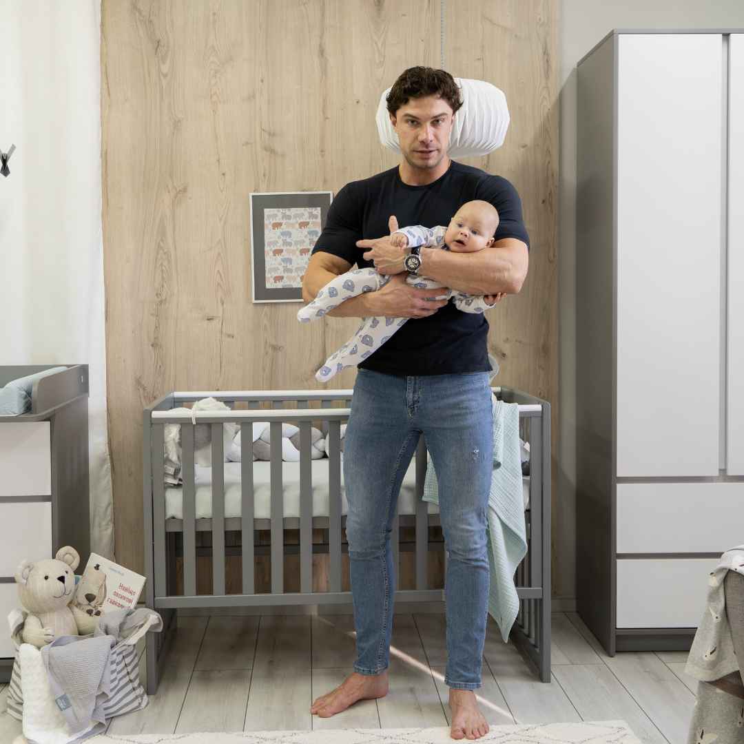 Sada. Dětská postýlka Sleeppo Gekko Kids 120x60 s kvalitní matrací. Grafitová barva