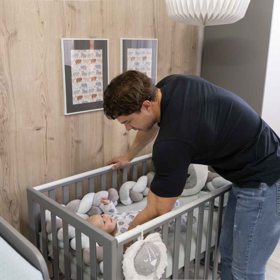 Sada. Dětská postýlka Sleeppo Gekko Kids 120x60 s kvalitní matrací. Grafitová barva