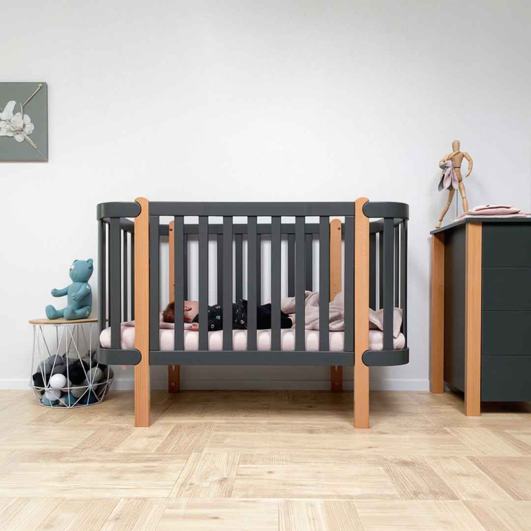 Dětská rostoucí postýlka Zukko Gekko Kids. Kolébka a postýlka 2v1. Tmavě šedá / Přírodní buk