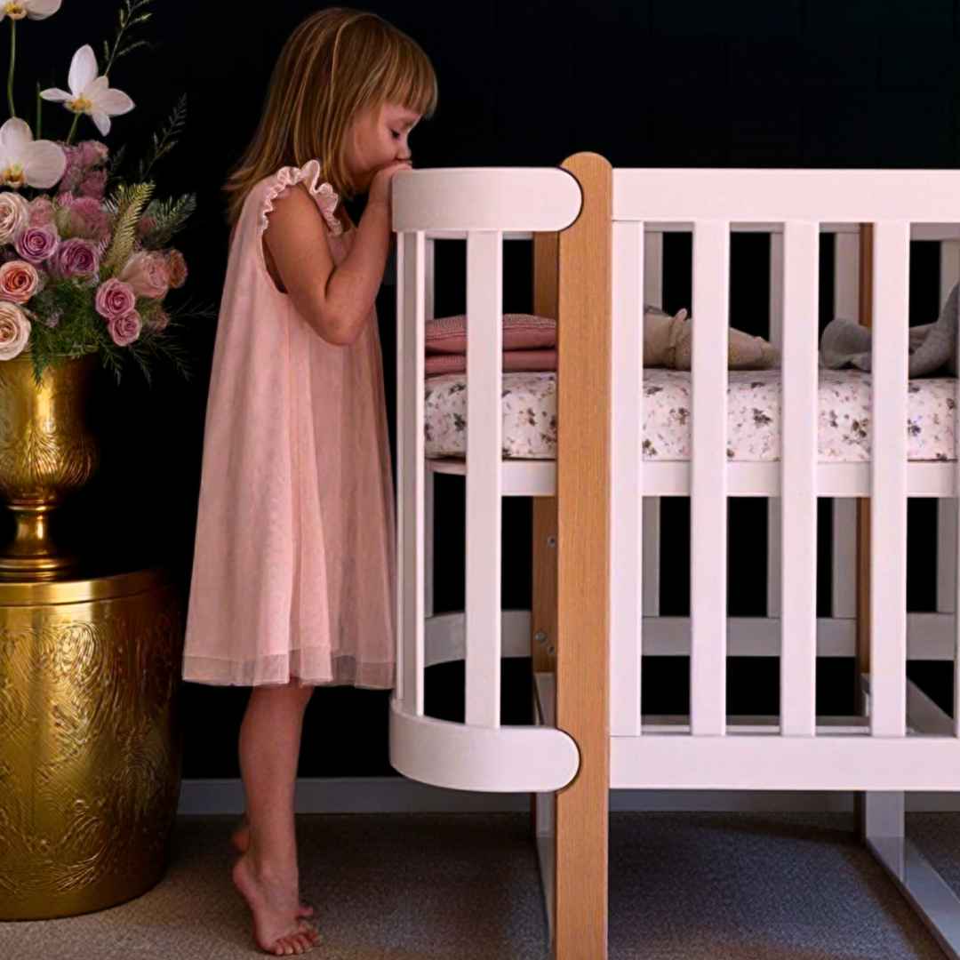 Sada. Dětská postýlka Zukko 120x60 s kvalitní matrací. Bílá/Přírodní