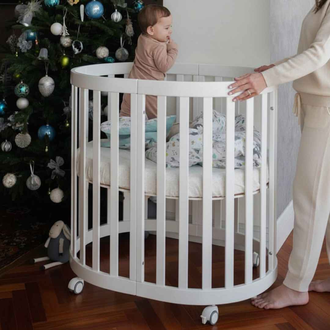 Dětská postýlka Mikko Gekko Kids + kvalitní matrace a kolečka. Bílá.