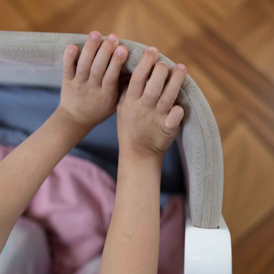 Dětská designová rostoucí postýlka Zukko Soft Gekko Kids 120x60. Cappuccino / Bílá